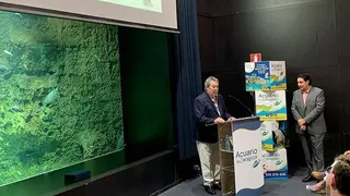 El ex alcalde de Zaragoza ha recibido visiblemente emocionado esta distinci&oacute;n 