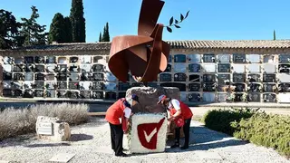 El homenaje a los voluntarios fallecidos ha tenido lugar en el cementerio de Torrero