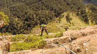 Un agente de la Guardia Civil hace r&aacute;pel