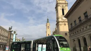 Autob&uacute;s el&eacute;ctrico articulado en la plaza del Pilar