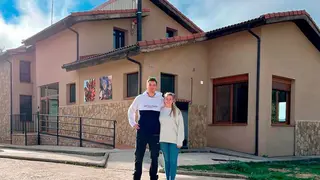 Los responsables del albergue de Griegos posan en el exterior
