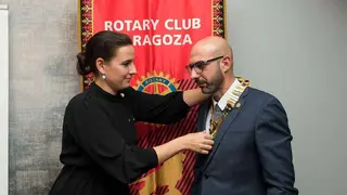 La presidente saliente de Rotary, Mar&iacute;a Jos&eacute; Cantar&eacute;, entrega el collar de la Presidencia a Manuel de Codes