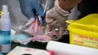 Foto de un enfermero manejando unas vacunas