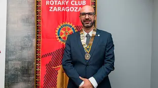 Manuel de Codes posa con el estandarte de Rotary