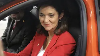 Reyes Maroto subida a un coche