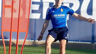 El futbolista Francho Serrano golpea la pelota en un entrenamiento