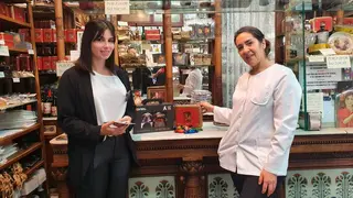 Foto del interior de la pasteler&iacute;a Fantoba, con dos mujeres mirando a la c&aacute;mara mostrando una selecci&oacute;n de frutas de Arag&oacute;n