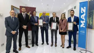 Plantilla de MAZ posa con los certificados ISO