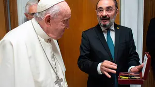 Lamb&aacute;n tambi&eacute;n ha hecho dos regalos al Papa Francisco: una medida de la Virgen del Pilar y dos mancusos de oro