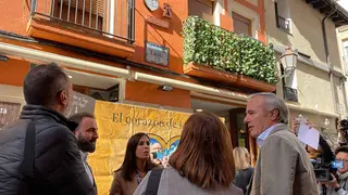 El alcalde de Zaragoza, Jorge Azc&oacute;n, ha presidido el hermanamiento del Tubo con la calle Laurel de Logro&ntilde;o