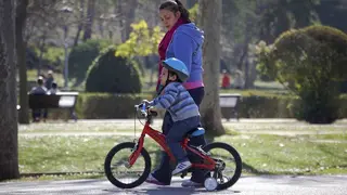 una mujer con un ni&ntilde;o en el parque