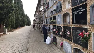 Visitante depositando flores en el cementerio de Torrero