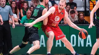 Hlinason vota una pelota ante un jugador del Joventut de Badalona