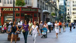 Foto de la Calle Alfonso con gente andando