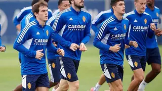 Los jugadores del Real Zaragoza corren en grupo en la Ciudad Deportiva