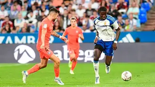 Gueye pelea un bal&oacute;n en La Romareda