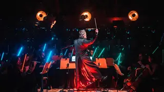 Foto del director de la orquesta