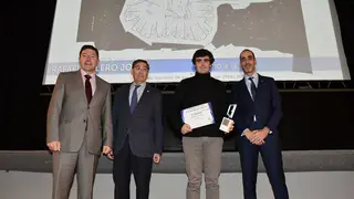 El ganador, Rafael Calero Joly, recogiendo su premio de manos de Armando Mateos y Arturo Aliaga