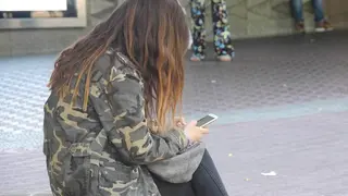 Chica sentada con su movil