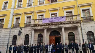 Lectura del manifiesto en la puerta del consistorio