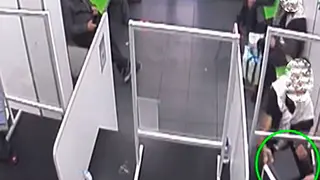 Dos ladrones estafando en una tienda