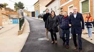 El alcalde de Zaragoza, Jorge Azc&oacute;n, en la calle Campamento en Juslibol