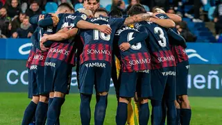 Los jugadores del Huesca en La Romareda