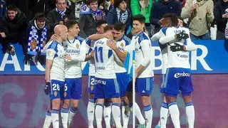 Abrazo colectivo del equipo zaragocista en La Romareda tras el gol de Vada 
