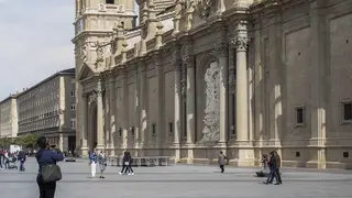 Una turista en la Plaza del Pilar
