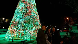 Grupo de gente haci&eacute;ndose fotos en la plaza Basilio Para&iacute;so