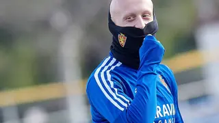Mollejo se cubre del fr&iacute;o con una braga del Real Zaragoza 