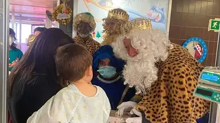 Los Reyes Magos han ido este viernes al Hospital Infantil para traer regalos a los ni&ntilde;os ingresados 
