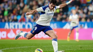 Az&oacute;n se dispone a rematar a puerta con su pierna derecha 