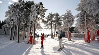Esquiadores en la nieve