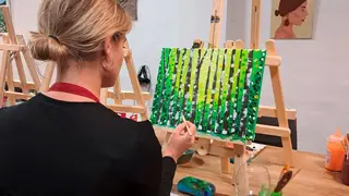 Chica pintando en un taller de Pinta y Brinda en Zaragoza