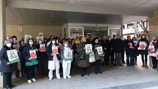Los trabajadores del Amparo Poch se han concentrado este viernes en repulsa de la &uacute;ltima agresi&oacute;n
