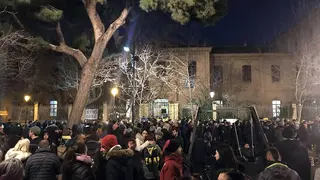 La protesta contra el desalojo ha congregado a unas 500 personas