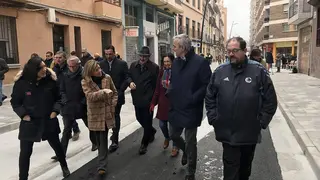 El alcalde de Zaragoza, Jorge Azc&oacute;n, visita la calle Sixto Celorrio totalmente remodelada