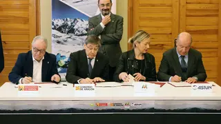 Desde el PP, su portavoz, Mar Vaquero, ha calificado de &ldquo;pura escenificaci&oacute;n&rdquo; el acto de firma celebrado en el Pignatelli