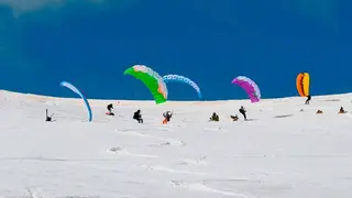 El snowkite mezcla el esqu&iacute; o el snowboard con una cometa de kitesurf. Foto: Aram&oacute;n