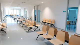 Una de las salas de espera del centro de salud 