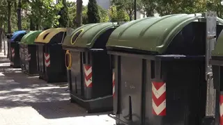 Un grupo de contendores ha ardido durante la madrugada en la calle Antonio Bravo, en Delicias, afectando a dos coches y a la fachada de un edificio residencial. Foto de Archivo.
