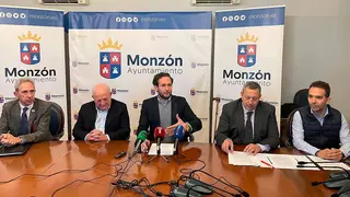 Foto de los encargados de presentar las jornadas en el Ayuntamiento de Monz&oacute;n