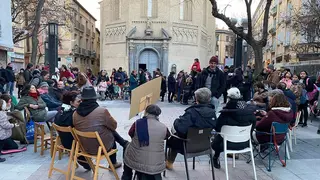 Cada vecino ha venido a la protesta de la plaza de La Magdalena con una silla de su casa