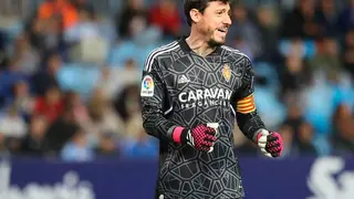 Cristian jugando con la camiseta negra en honor a Iribar