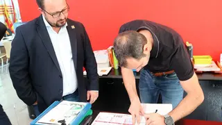 Izquierdo ha entregado este viernes, el primer d&iacute;a de plazo, todos los avales que ha reunido, seg&uacute;n ha destacado, de todo el territorio y de las tres provincias a partes iguales