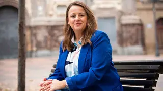 Elena Tom&aacute;s sentada en un banco