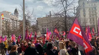 Los sindicatos se han agrupado en la plaza de Espa&ntilde;a de Zaragoza para leer un manifiesto y trasladar sus demandas para alcanzar la igualdad en el &aacute;mbito laboral