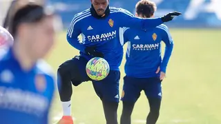 Jair controla un bal&oacute;n en la Ciudad Deportiva