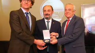Los copresidentes de la instituci&oacute;n, Manuel Gim&eacute;nez Larraz y Javier Sada, han recogido la Medalla a los Valores Humanos